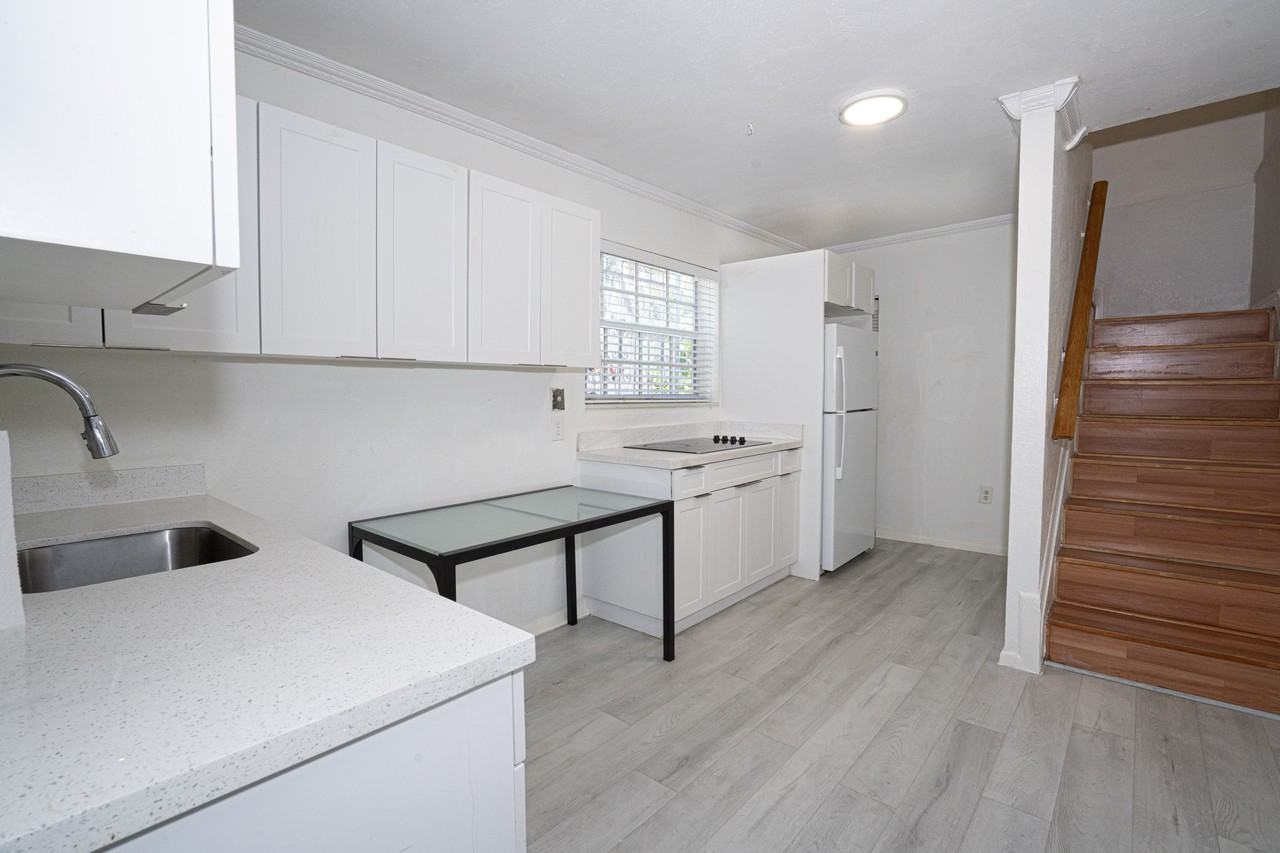 16990 Northeast 5th Court #2 - Photo 4 of 18