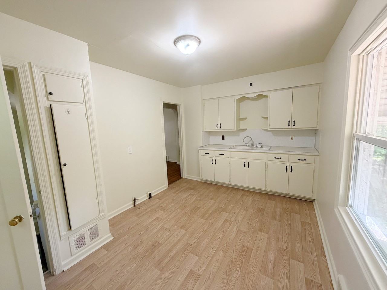 323 Browning Ave #1 - Photo 3 of 8