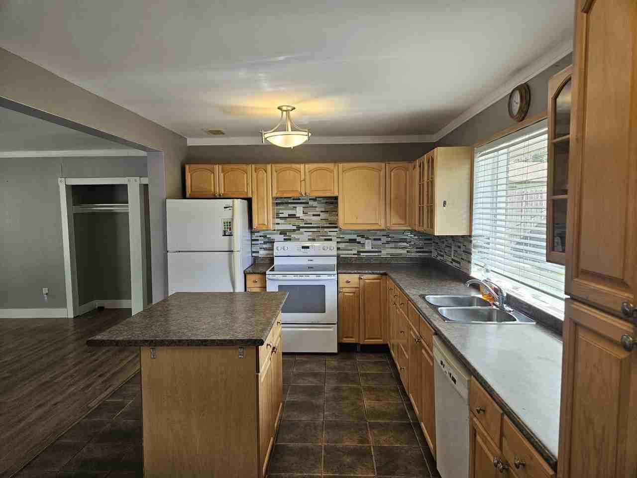 333 Elphinstone St #1 - Photo 6 of 20