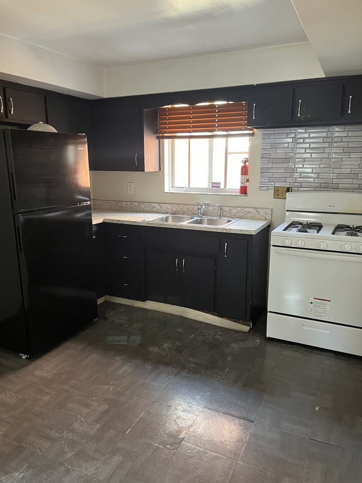 810 11th St #2 - Photo 4 of 13