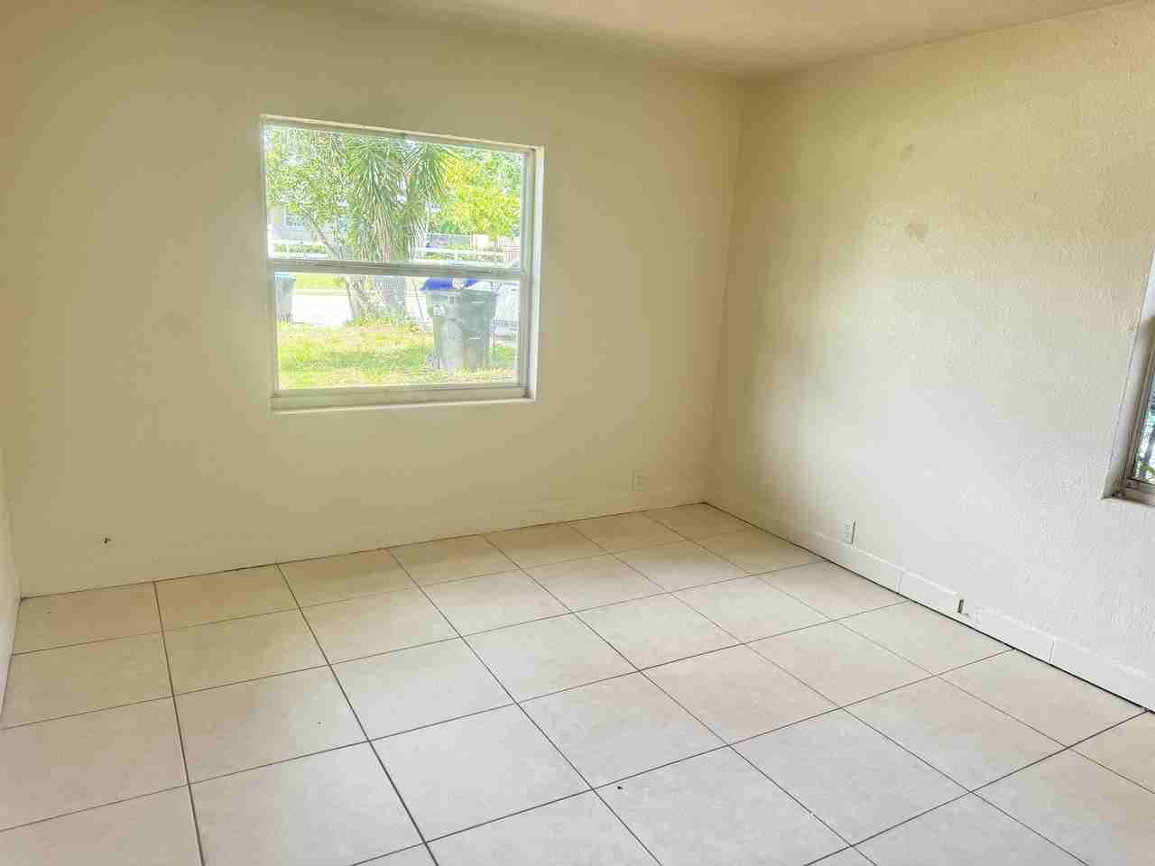 1032 18th St #1 - Photo 3 of 11