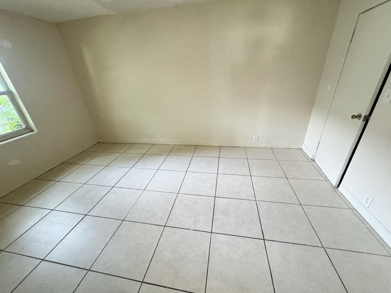 1032 18th St #1 - Photo 4 of 11