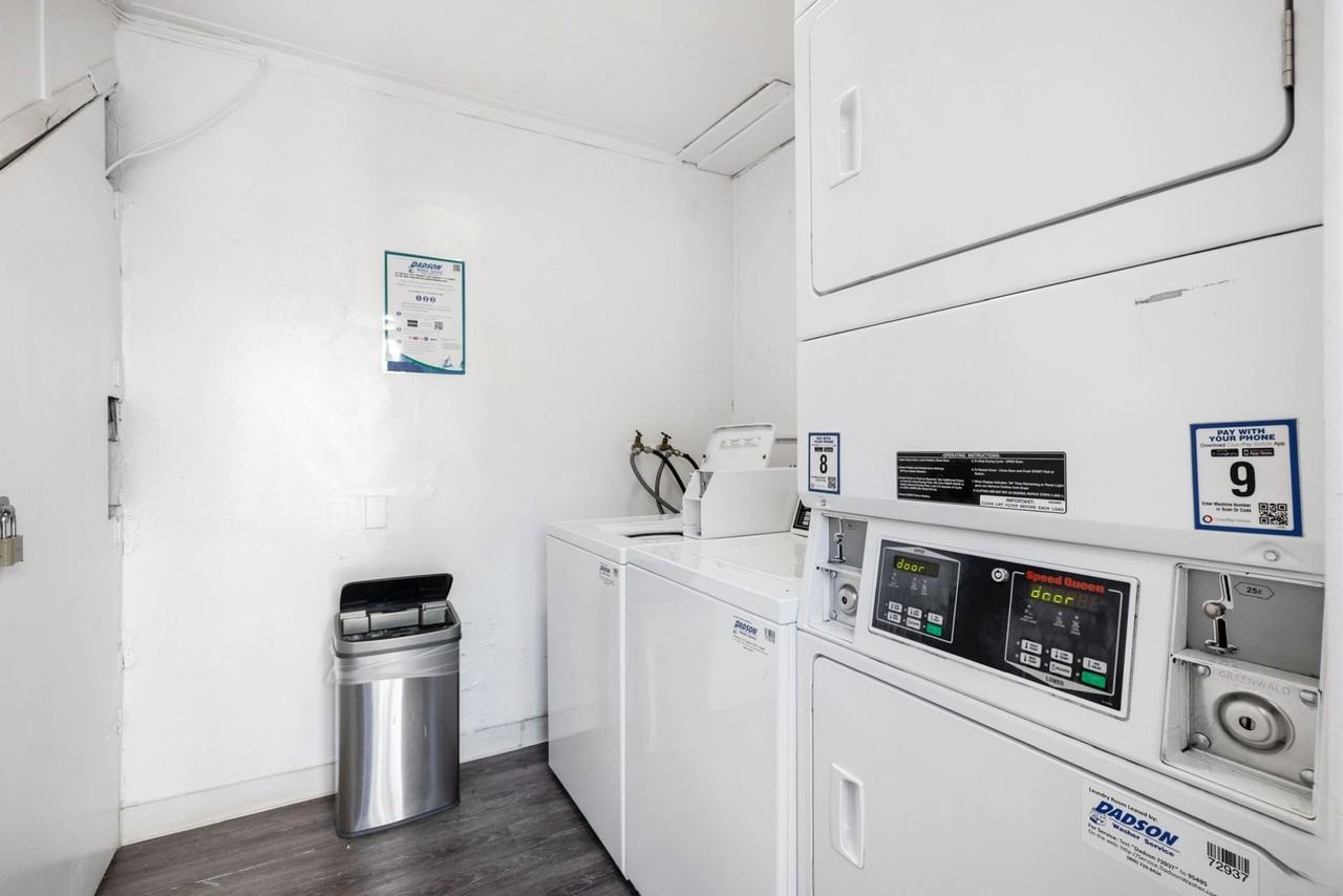 3537 Clarington Ave - Photo 4 of 8