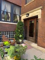 featured image of 1414 W Farragut Ave