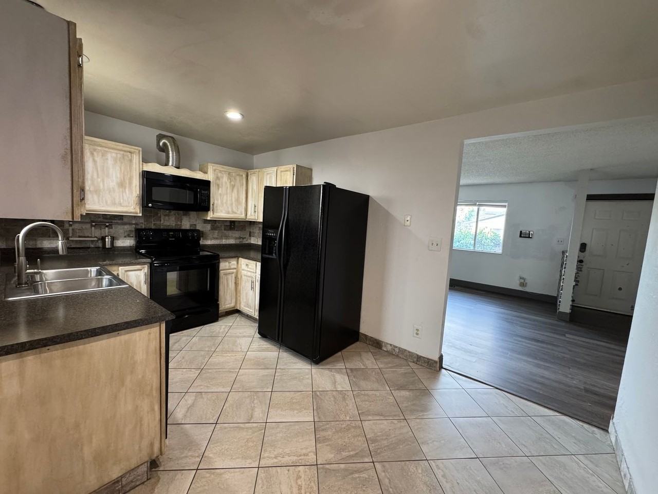 551 Wonder St - Photo 3 of 9