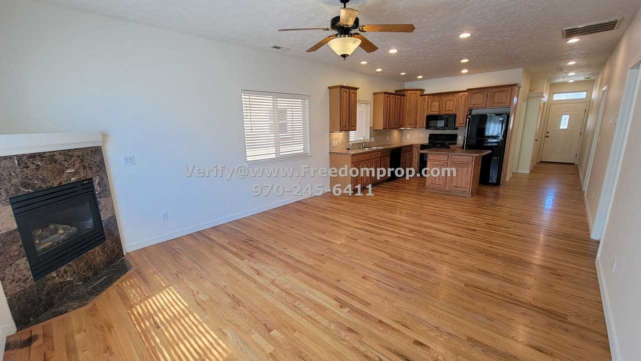 555 Garden Grove Ct - Photo 3 of 10