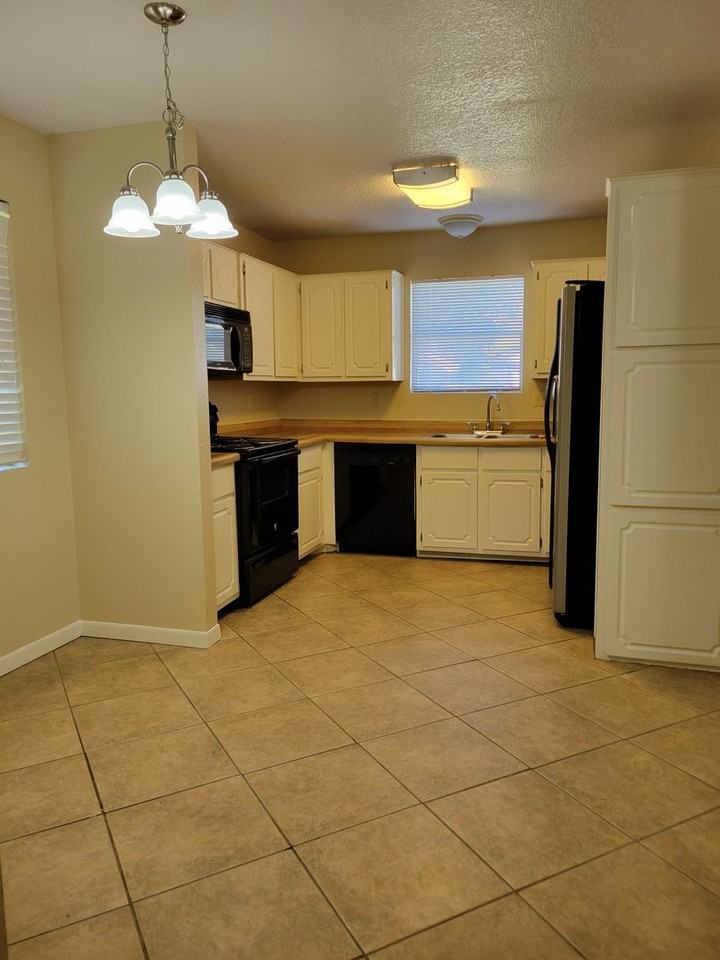 2206 Coach Dr - Photo 5 of 26