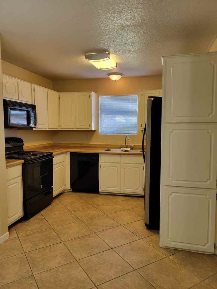 2206 Coach Dr - Photo 6 of 26