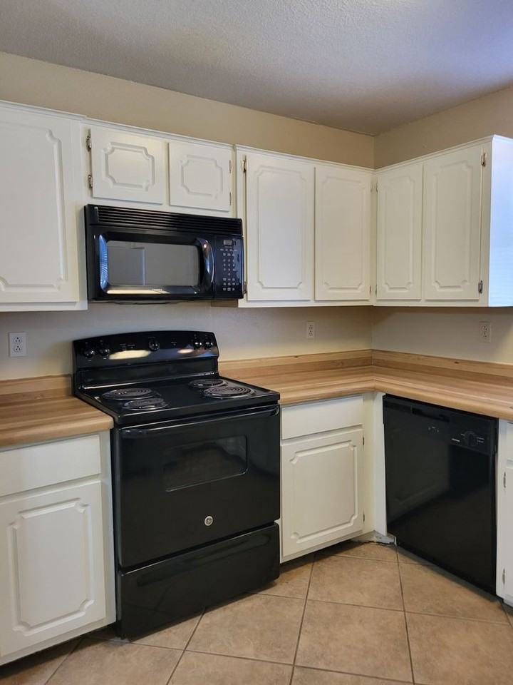 2206 Coach Dr - Photo 7 of 26