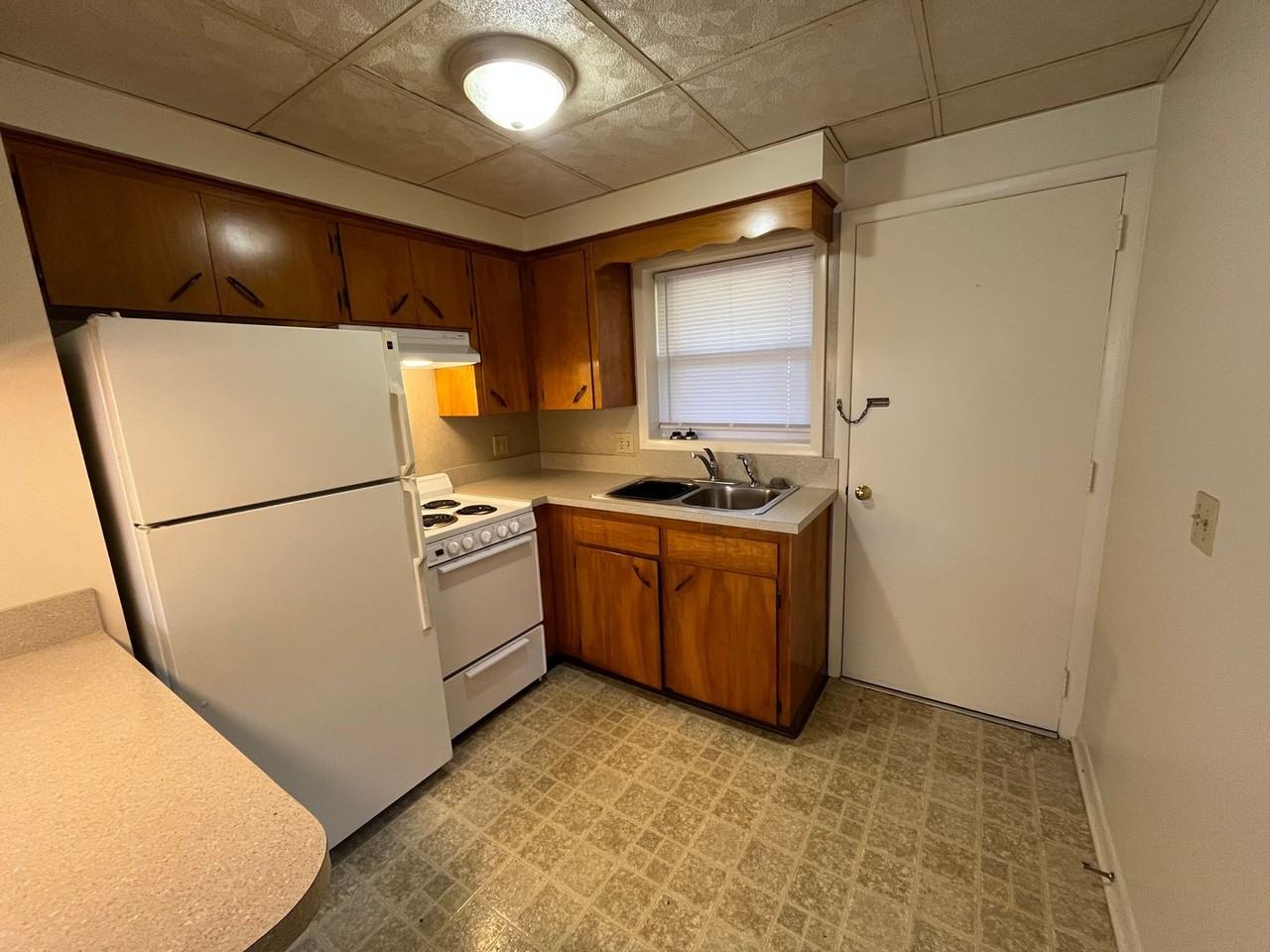 243 Rockingham Dr Apt B - Photo 4 of 9