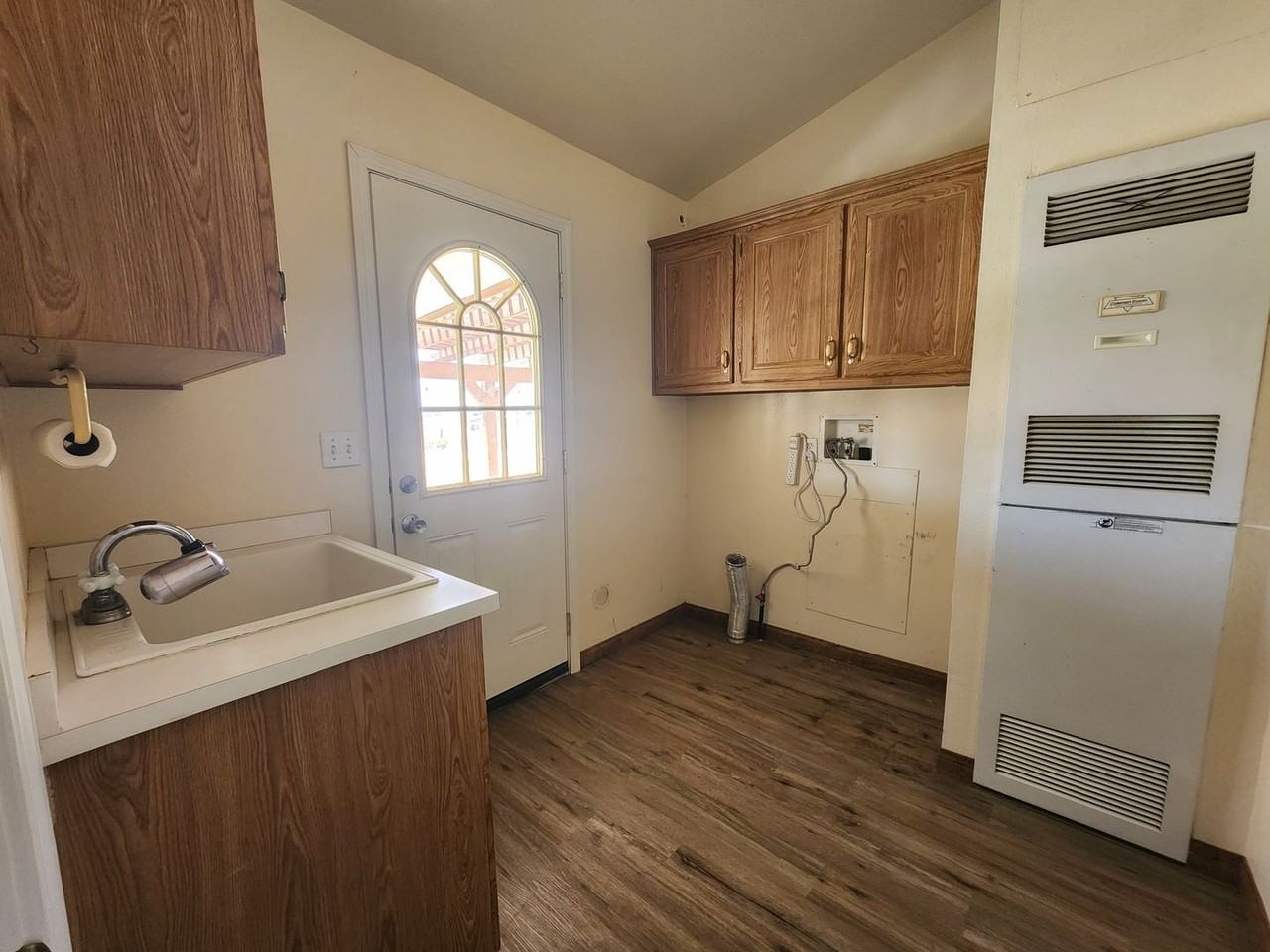 1843 Keyes Rd - Photo 2 of 17