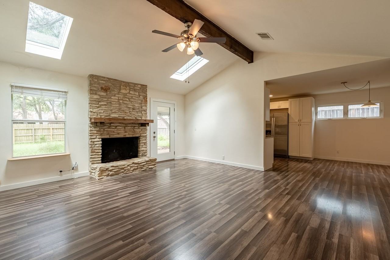 1001 Echo Ln - Photo 3 of 19