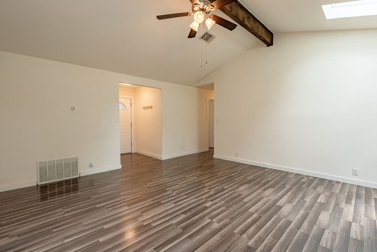 1001 Echo Ln - Photo 4 of 19