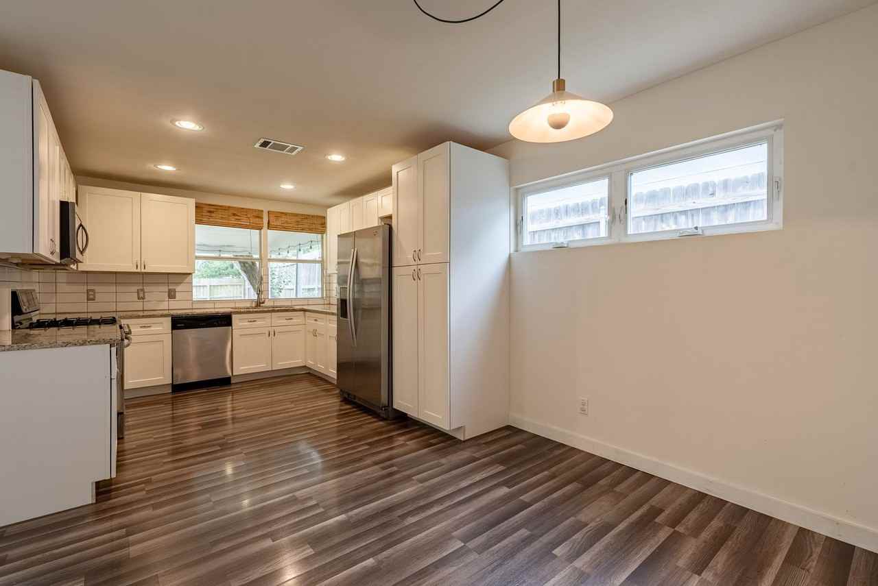 1001 Echo Ln - Photo 5 of 19