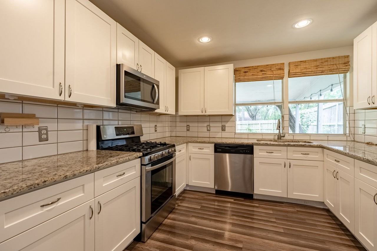 1001 Echo Ln - Photo 6 of 19
