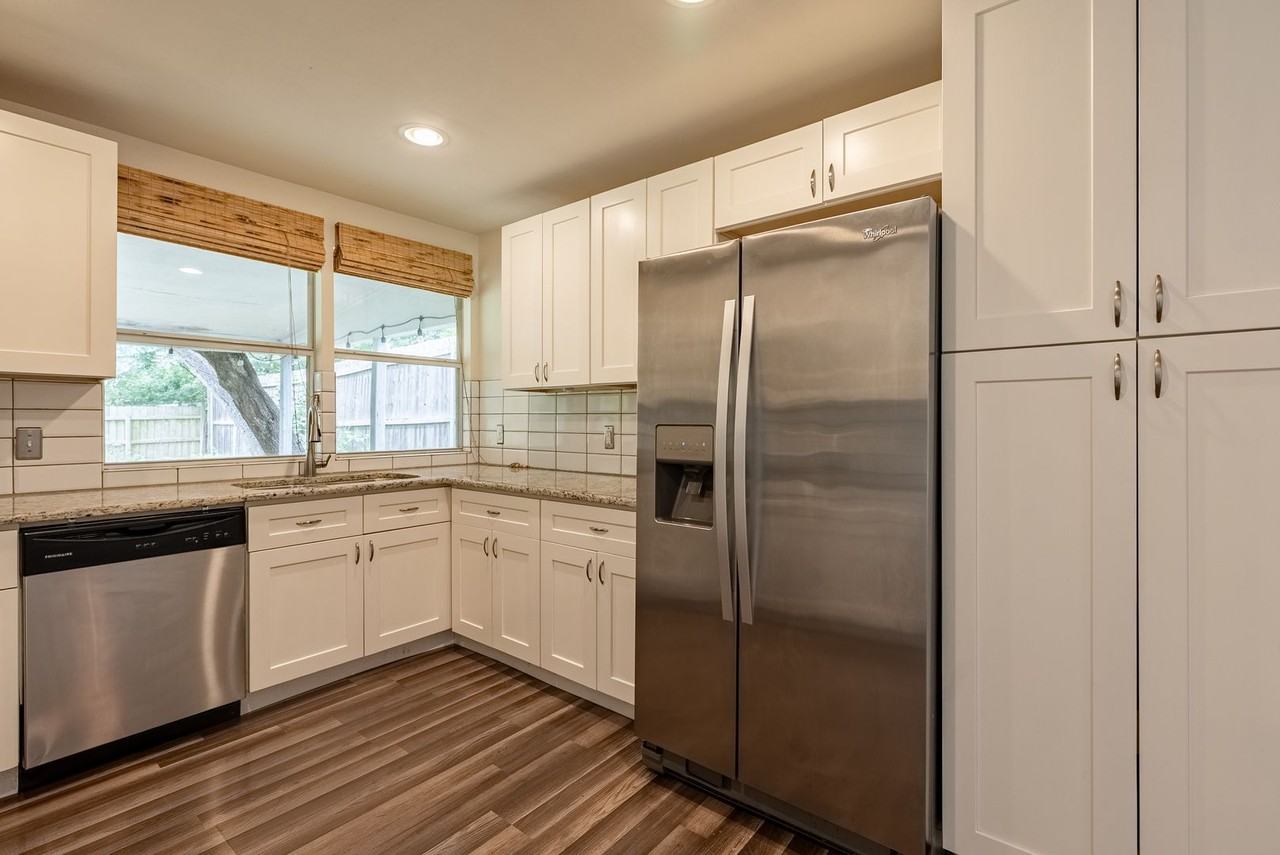 1001 Echo Ln - Photo 7 of 19