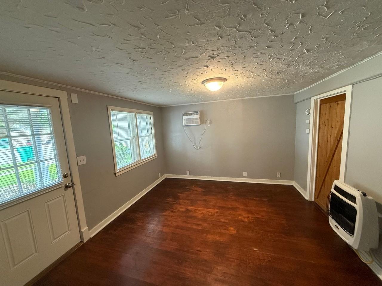 805 Rhodes Ave - Photo 3 of 14