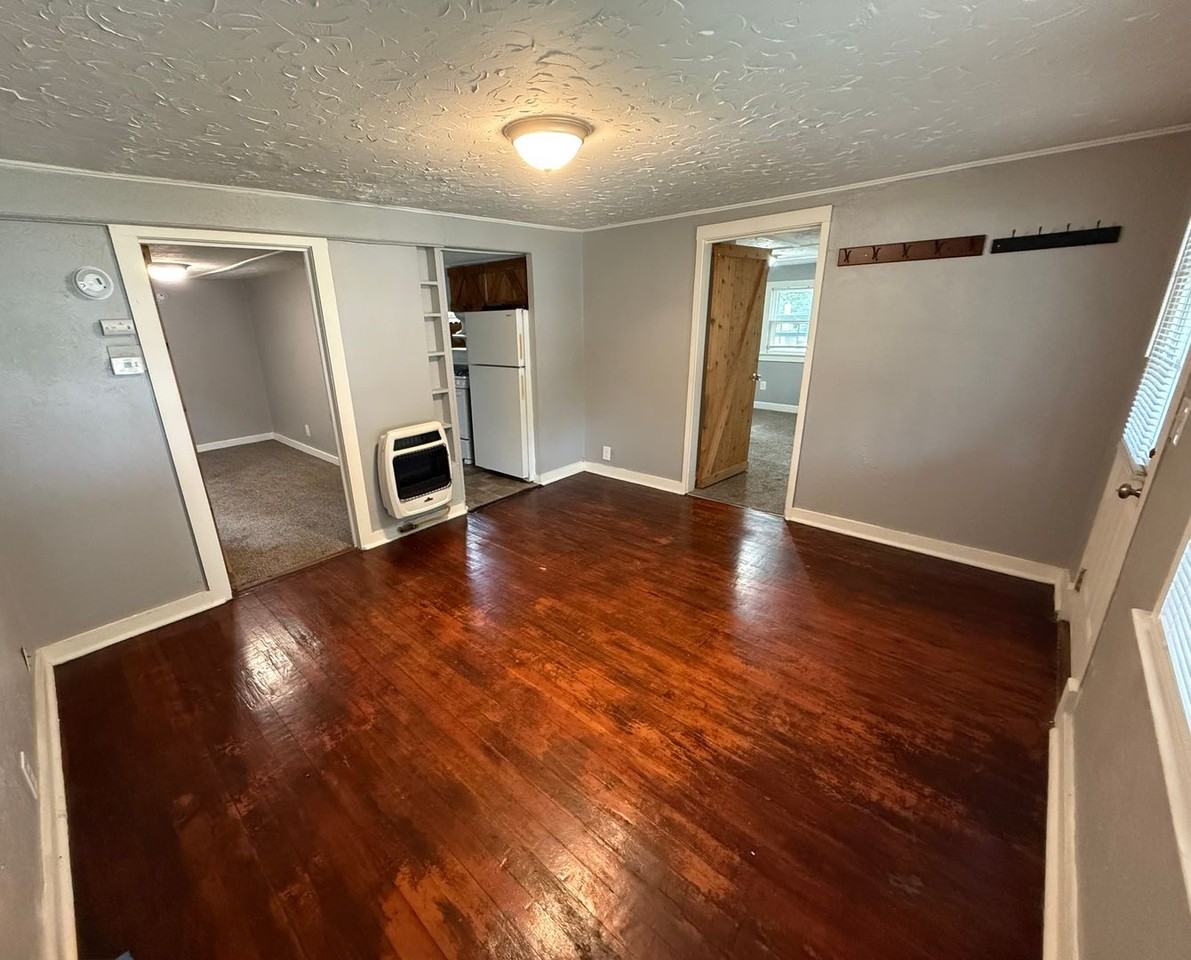 805 Rhodes Ave - Photo 4 of 14