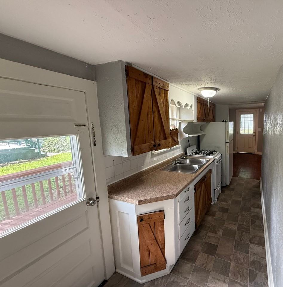 805 Rhodes Ave - Photo 6 of 14