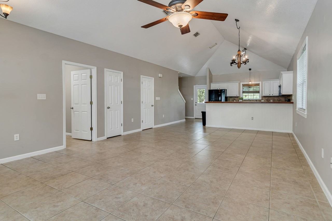 304 Florida St - Photo 5 of 30