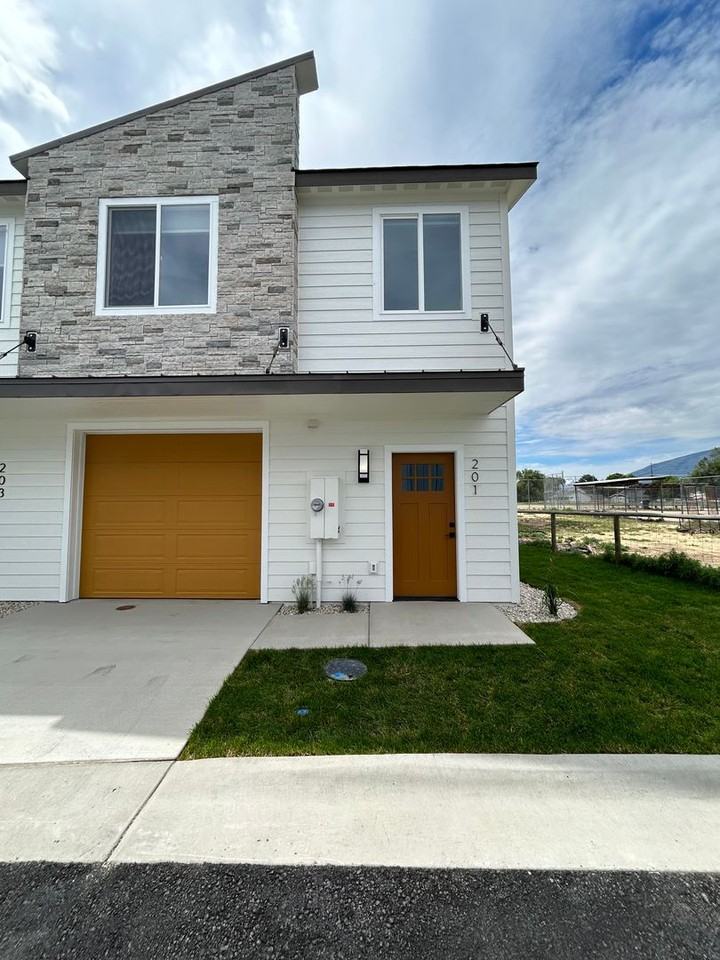 203 203 Amusement Avenue - Photo 3 of 29