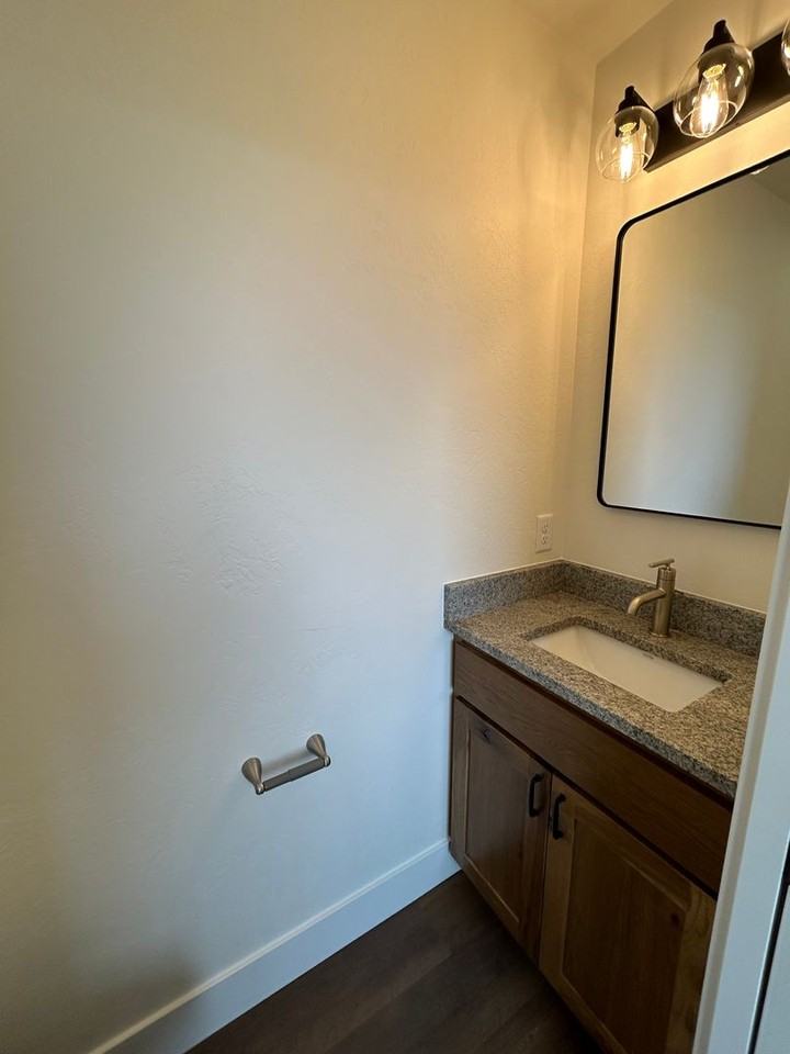 203 203 Amusement Avenue - Photo 4 of 29