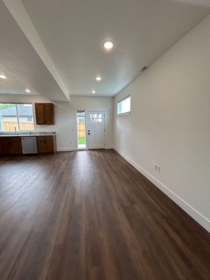 203 203 Amusement Avenue - Photo 6 of 29