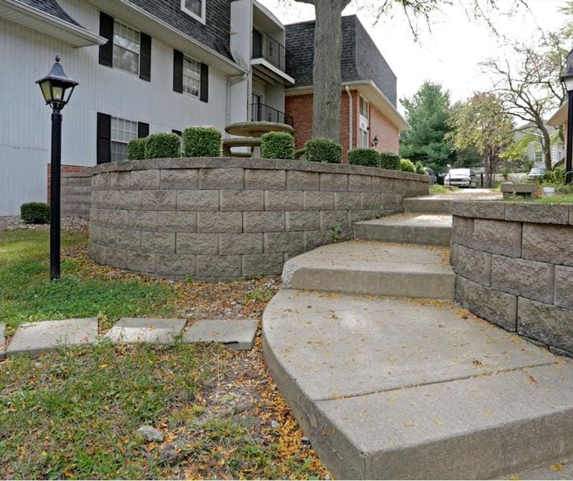 Hollow Hills Apartments - Photo 4 of 50