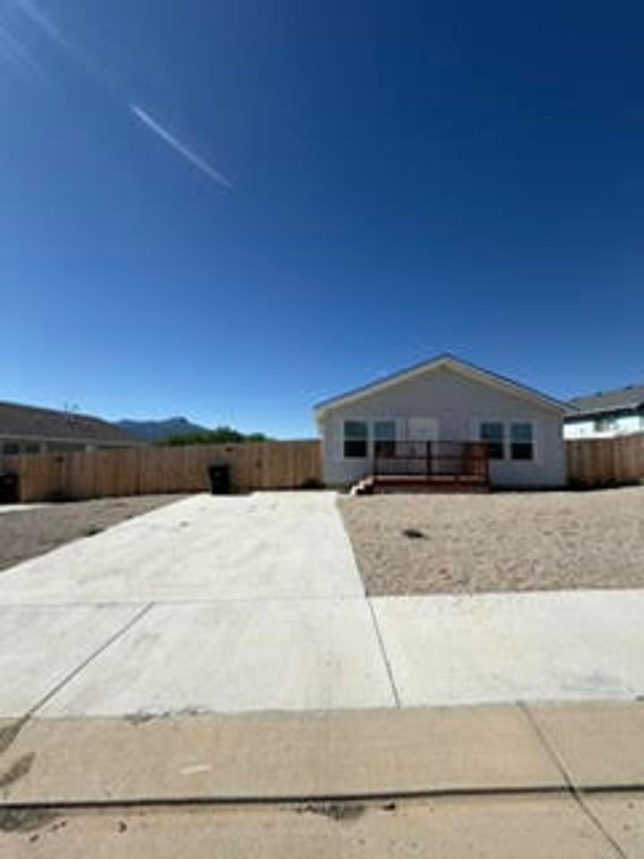 204 Onandaga Ave - Photo 2 of 23