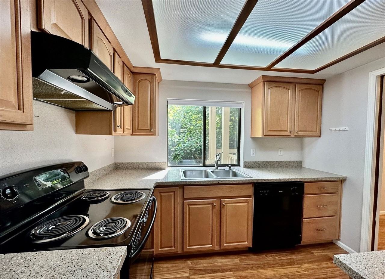 406 10th St #C201 - Photo 5 of 17
