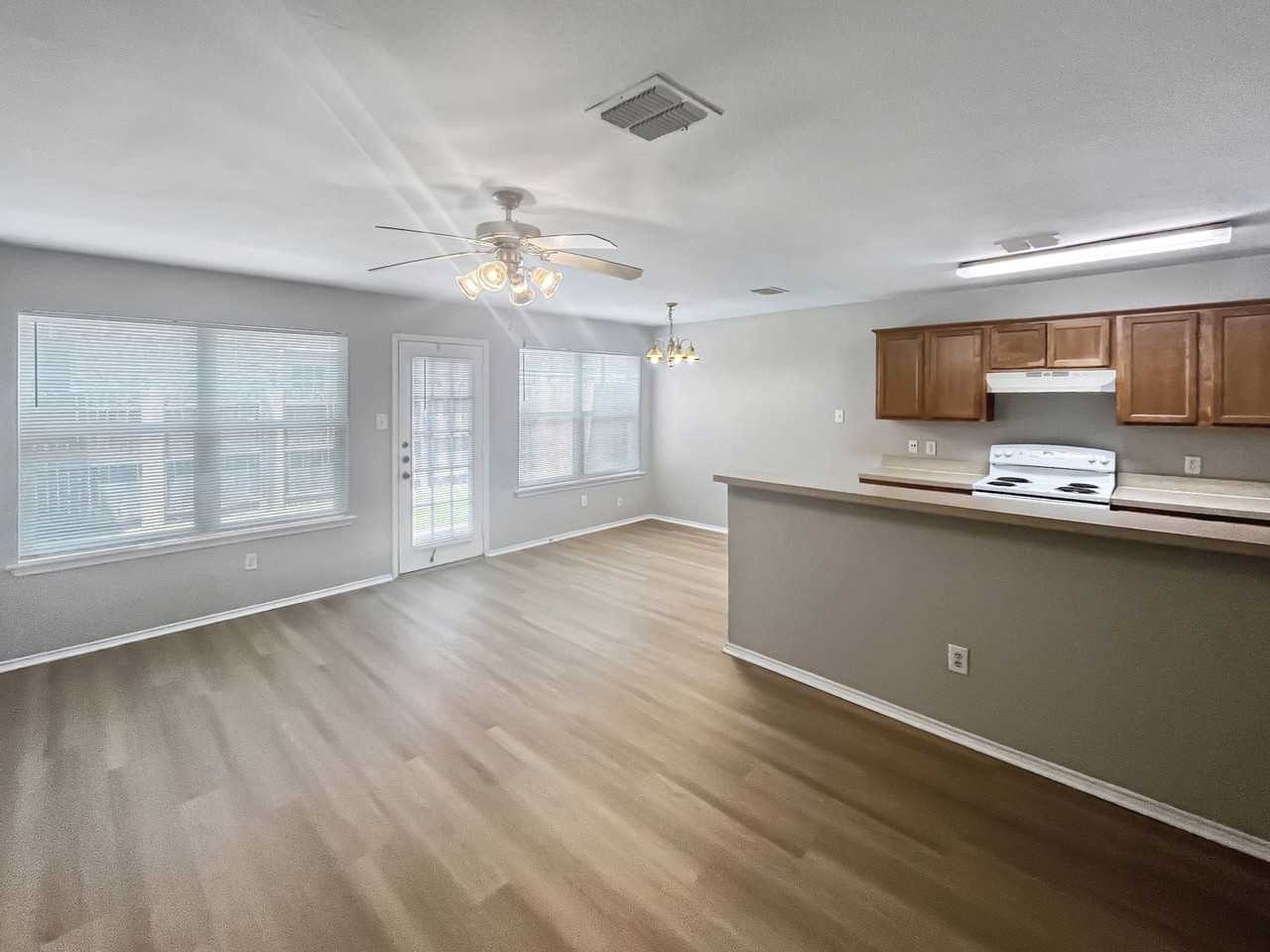2325 Kingsway Dr - Photo 3 of 16