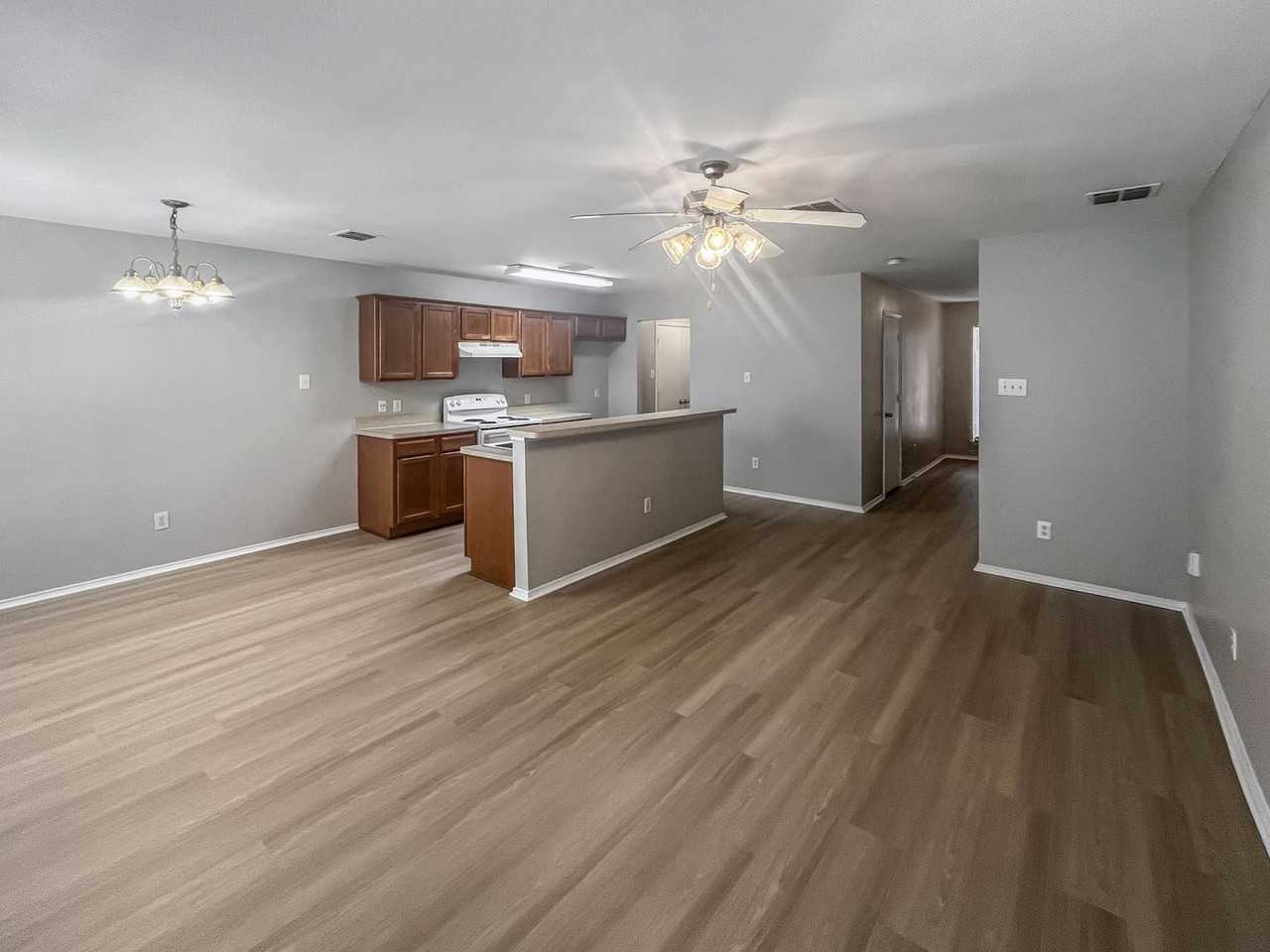 2325 Kingsway Dr - Photo 4 of 16