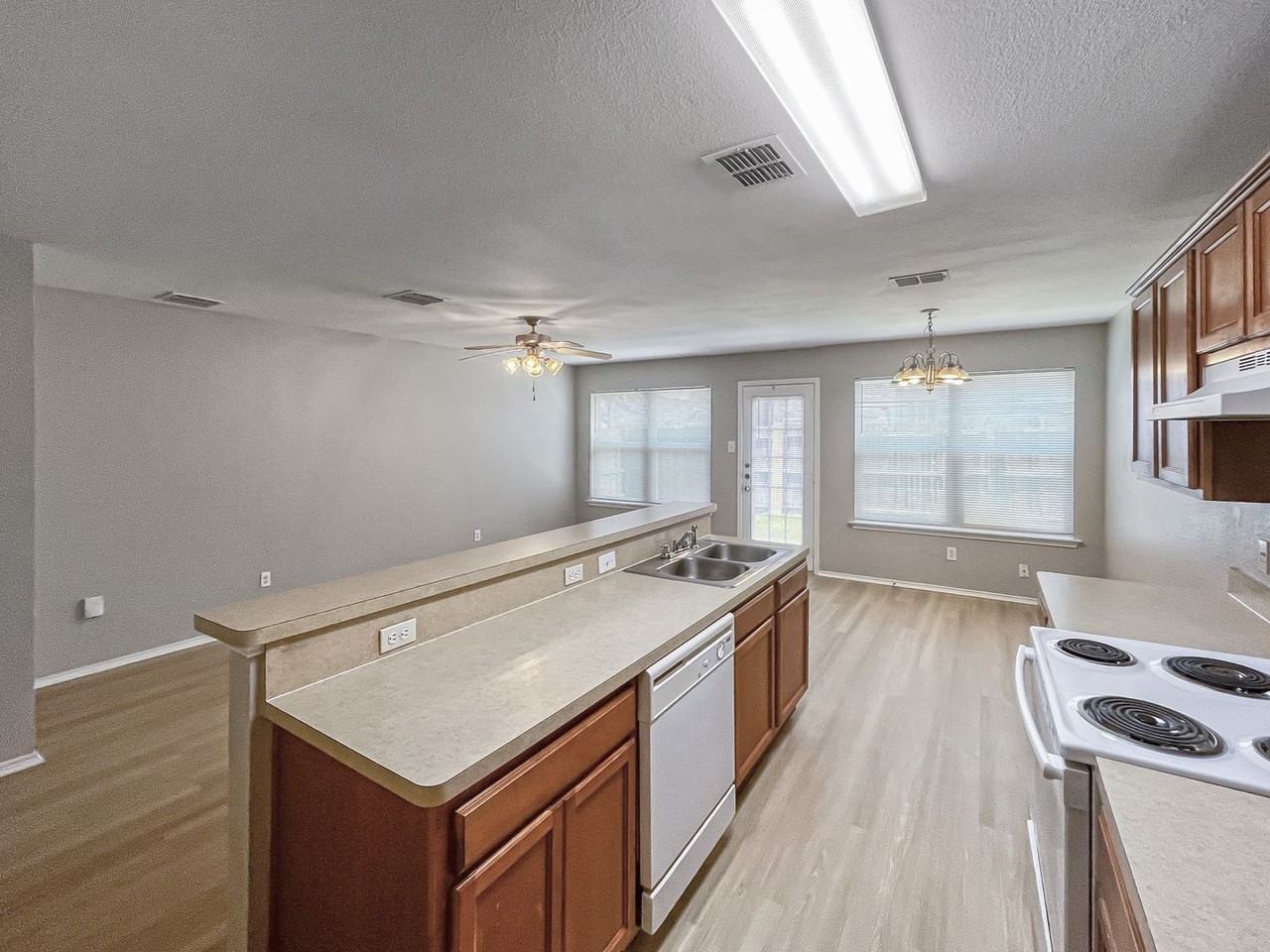 2325 Kingsway Dr - Photo 5 of 16