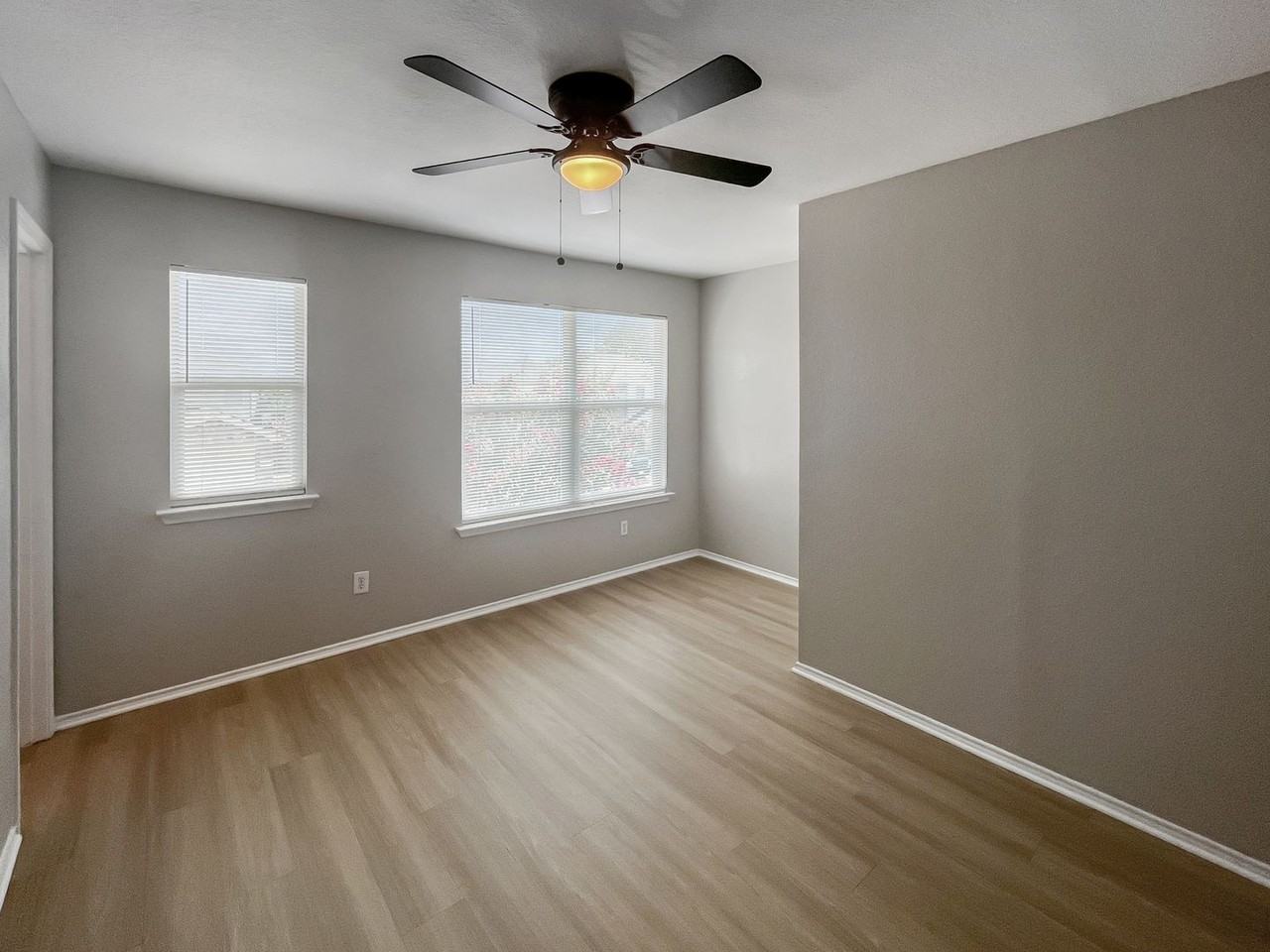 2325 Kingsway Dr - Photo 6 of 16