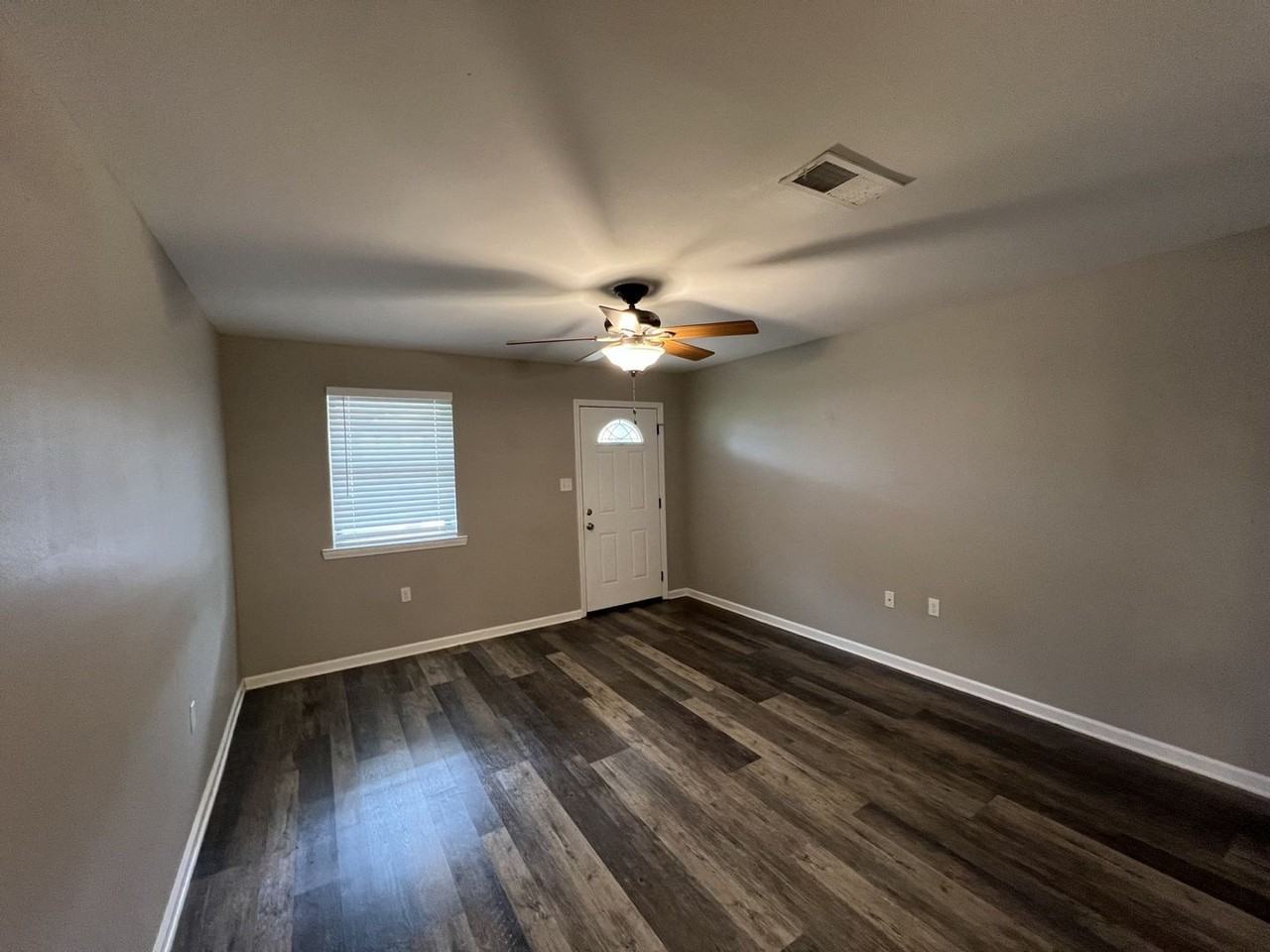 139 Hickory St - Photo 4 of 12