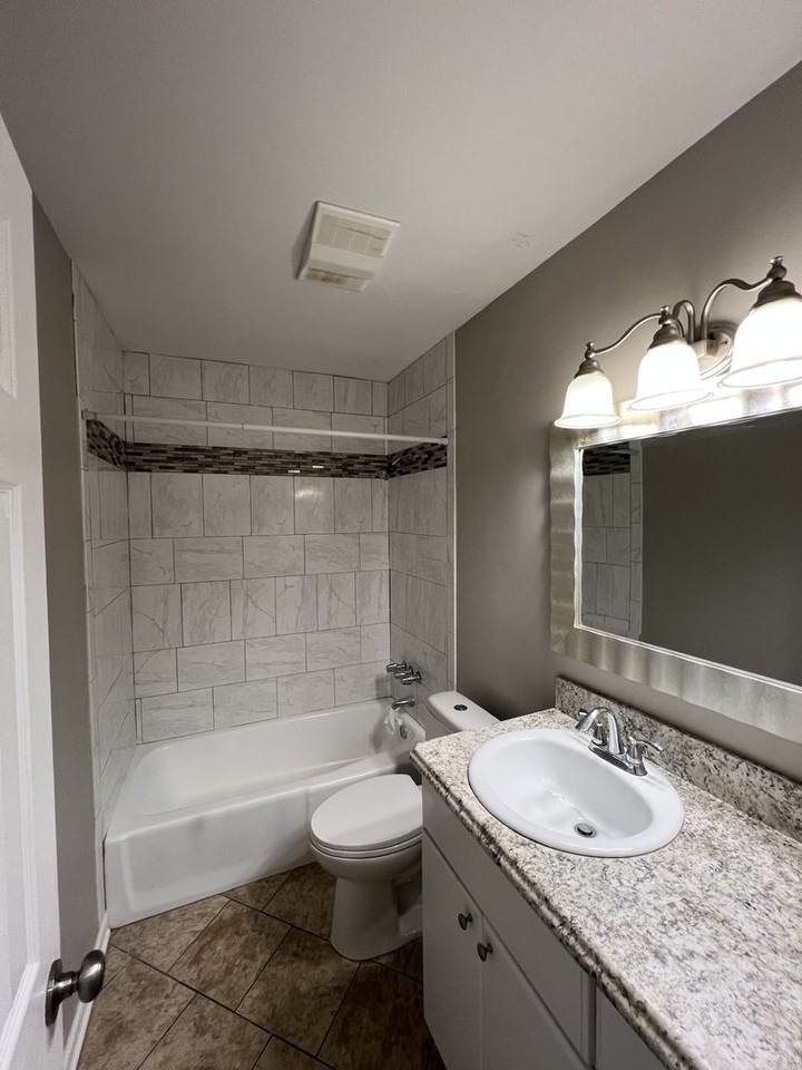 139 Hickory St - Photo 5 of 12