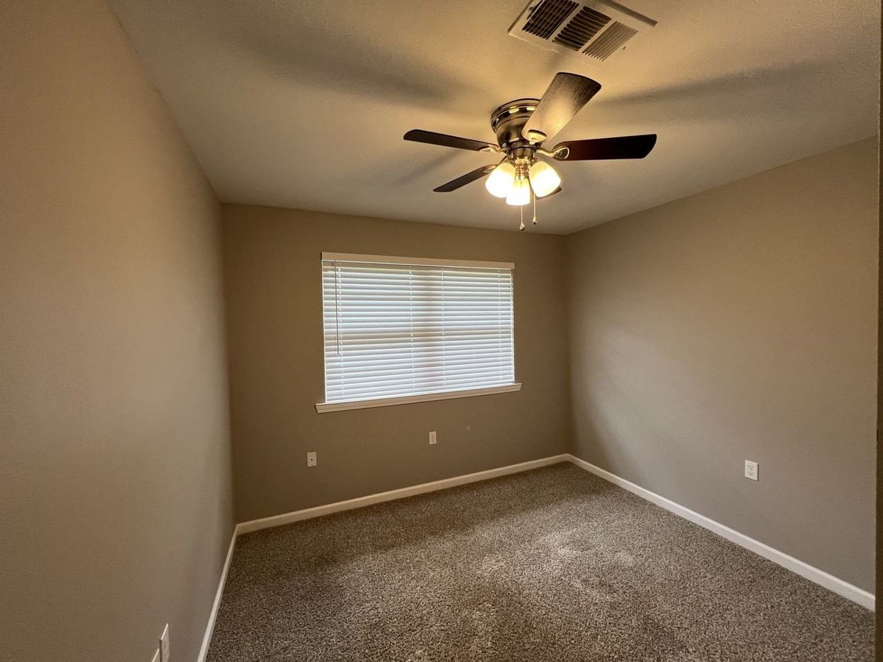 139 Hickory St - Photo 6 of 12