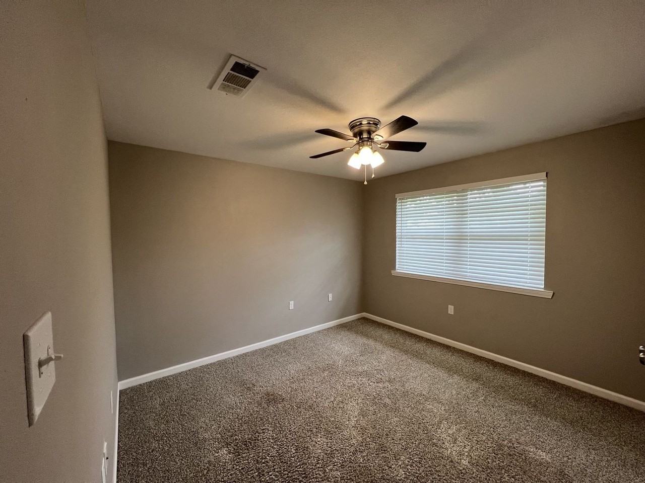 139 Hickory St - Photo 7 of 12