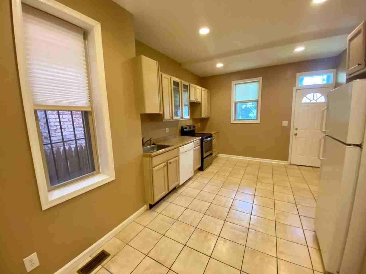 304 E 28th St - Photo 6 of 28