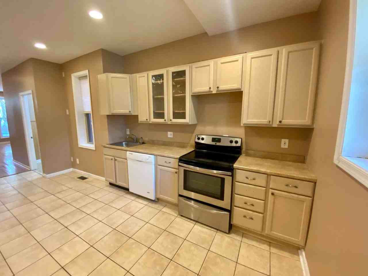 304 E 28th St - Photo 7 of 28