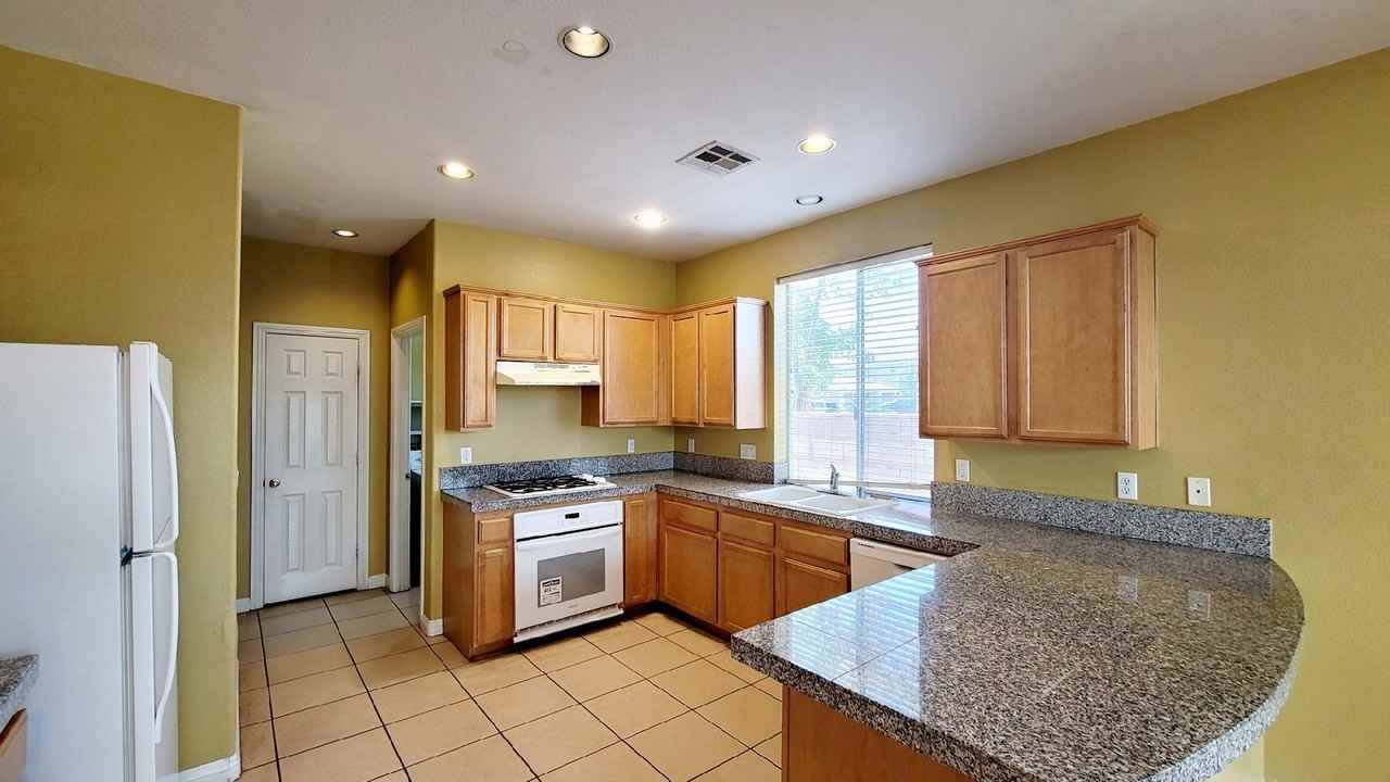 6252 Huntington Ridge Ave - Photo 6 of 27