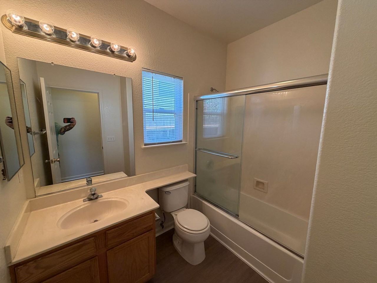 7565 Whitmore St - Photo 6 of 29