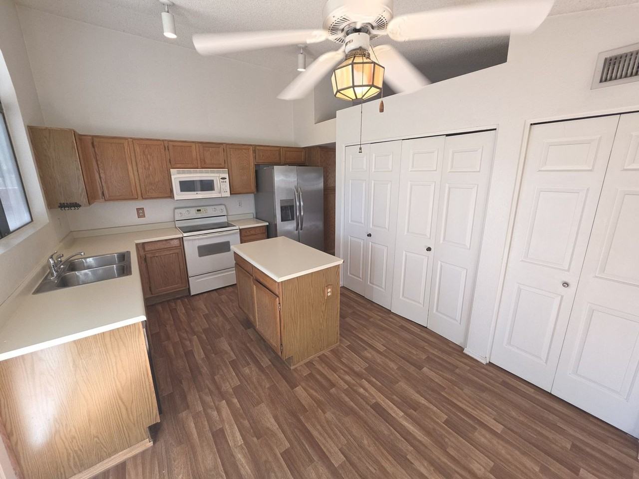1056 W Sunward Dr - Photo 6 of 34