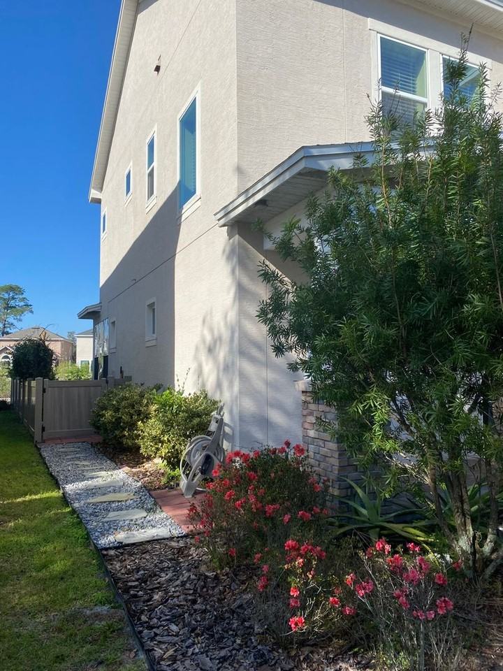 461 Oviedo Blvd - Photo 2 of 37