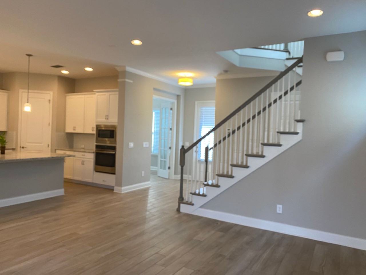 461 Oviedo Blvd - Photo 4 of 37