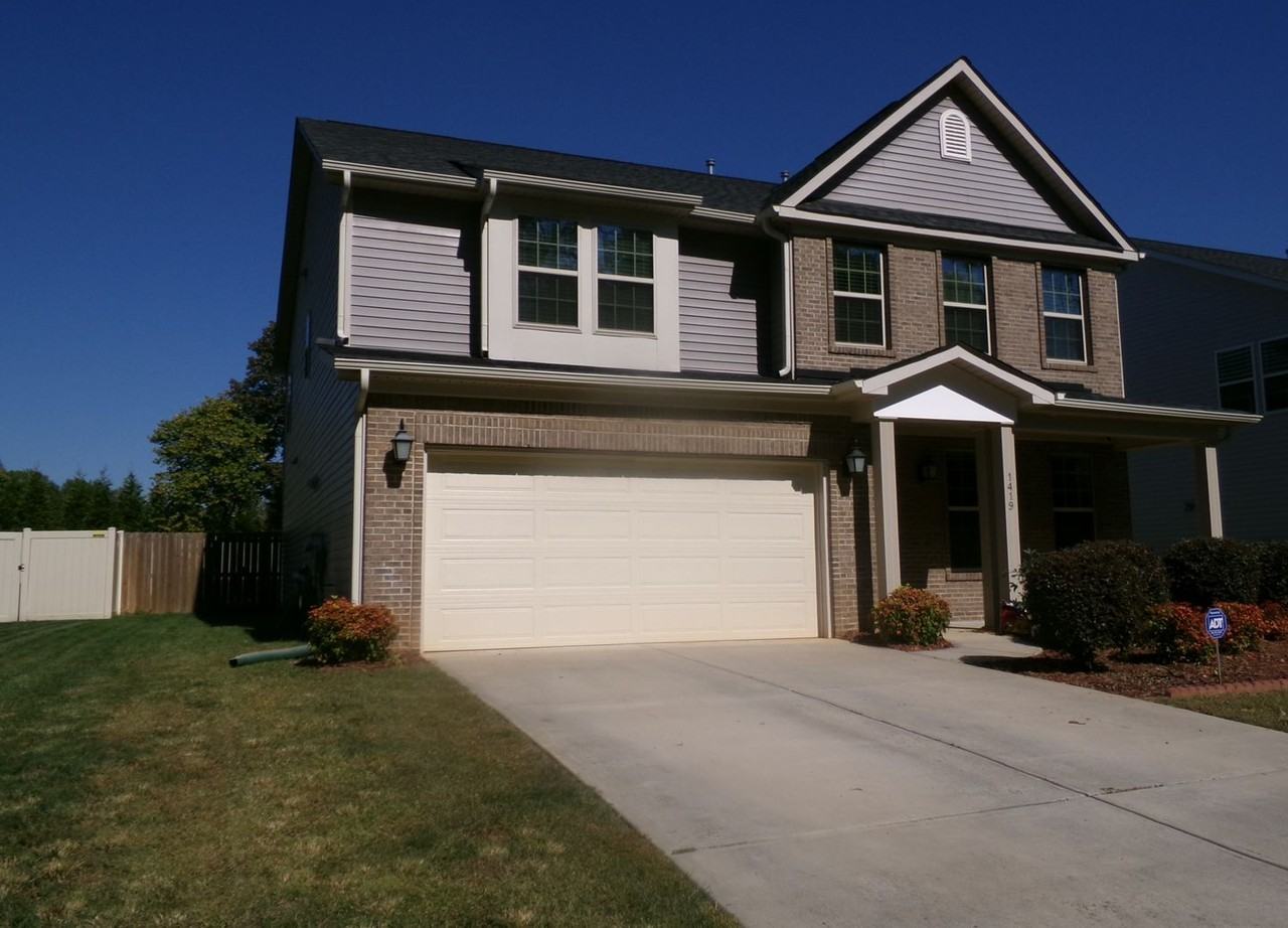 1419 Sawyer Ave - Photo 2 of 33
