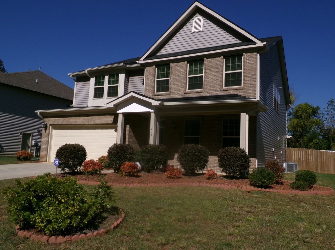 1419 Sawyer Ave - Photo 3 of 33