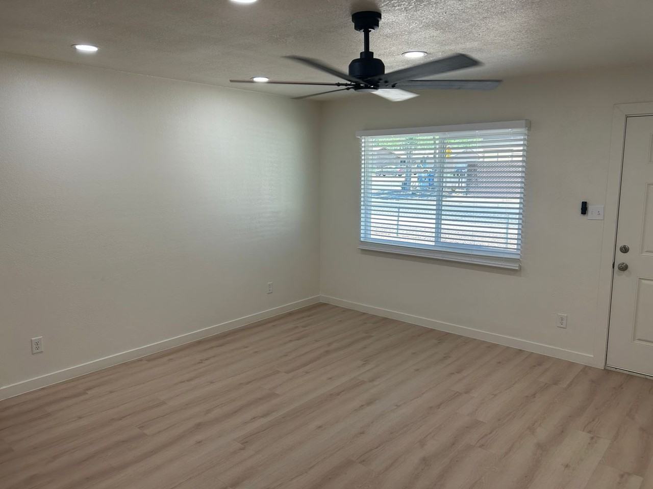 2405 E Dortha Ave - Photo 7 of 36