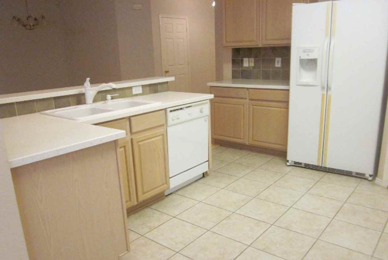 2029 Oak Manor Dr - Photo 2 of 8