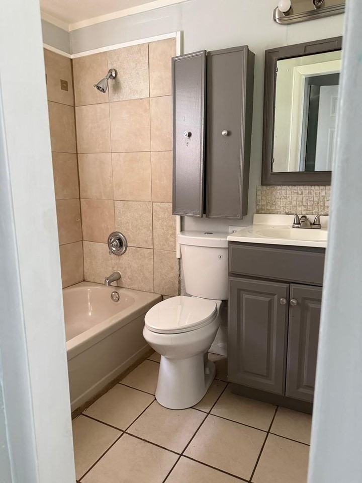 802 S Logan Ave - Photo 2 of 10
